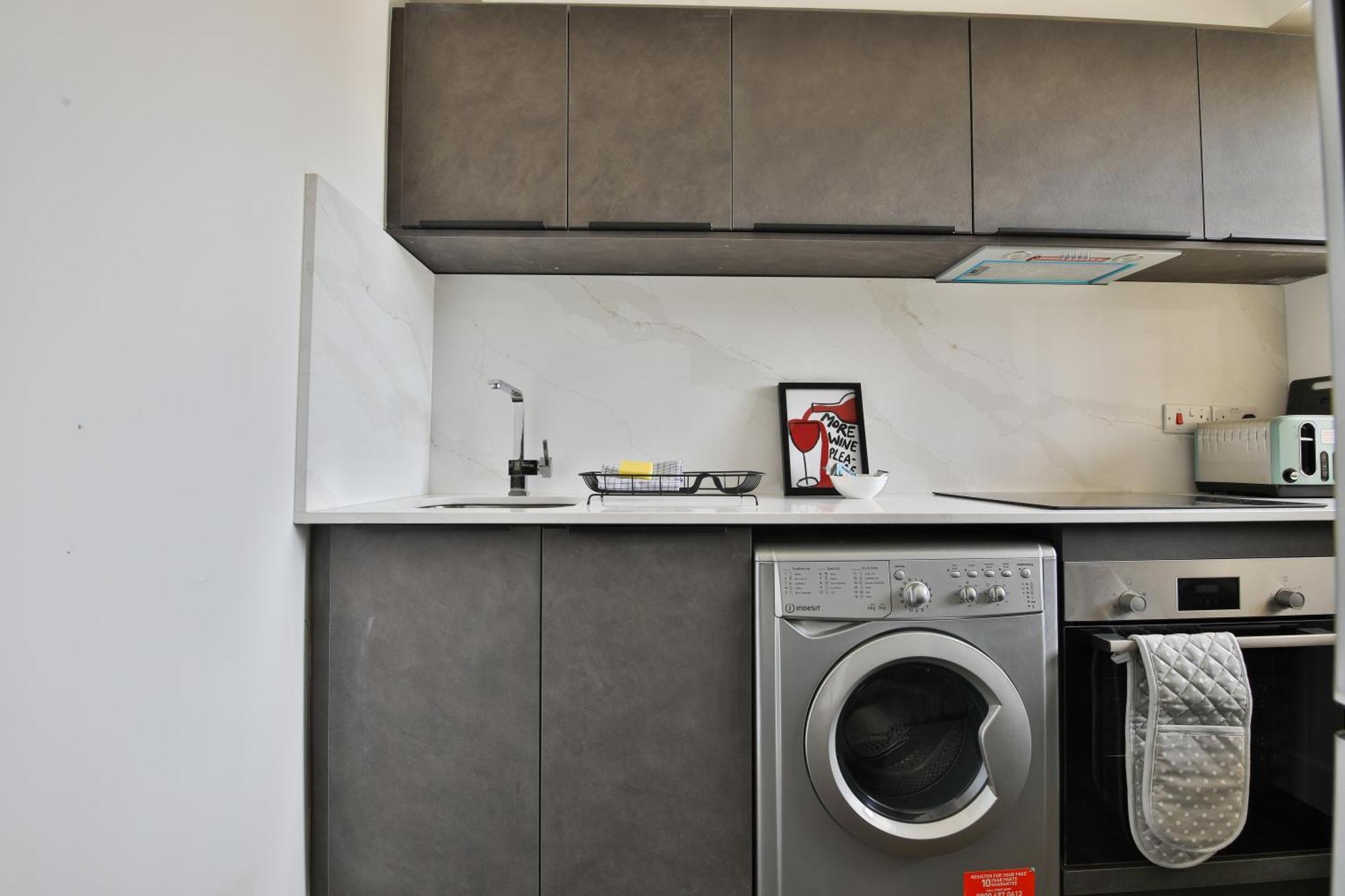 Amber Vista 2 Bedroom Apartments- Supermarket, Coffee Shop, Restaurants & Parking Below Cardiff Exterior foto